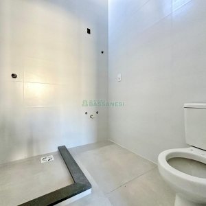 Casa com 196m², 3 dormitórios, 2 vagas, no bairro Vinhedos em Caxias do Sul para Comprar