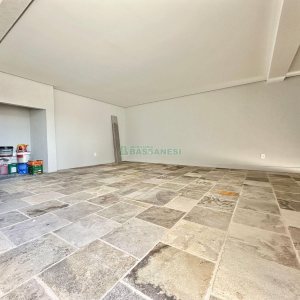 Casa com 196m², 3 dormitórios, 2 vagas, no bairro Vinhedos em Caxias do Sul para Comprar