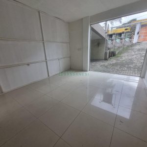 Loja com 220m², no bairro De Lazzer em Caxias do Sul para Alugar