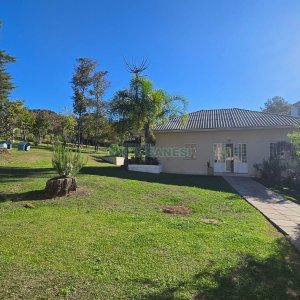 Chácara com 540m², 4 dormitórios, 1 vaga, no bairro Samuara em Caxias do Sul para Comprar