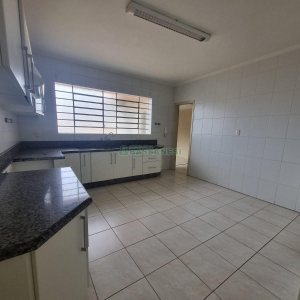 Casa, 4 dormitórios, 2 vagas, no bairro Lourdes em Caxias do Sul para Alugar
