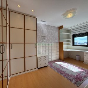 Apartamento com 455m², 3 dormitórios, 4 vagas, no bairro Centro em Caxias do Sul para Comprar