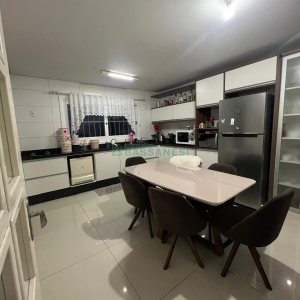 Sobrado com 180m², 3 dormitórios, 4 vagas, no bairro Kayser em Caxias do Sul para Alugar
