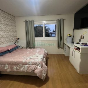 Sobrado com 180m², 3 dormitórios, 4 vagas, no bairro Kayser em Caxias do Sul para Alugar