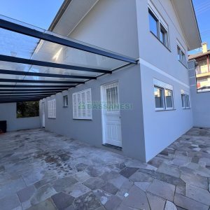 Casa com 100m², 2 dormitórios, 1 vaga, no bairro Rio Branco em Caxias do Sul para Alugar