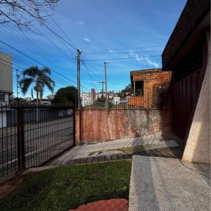 Casa com 148m², 2 dormitórios, 2 vagas, no bairro Medianeira em Caxias do Sul para Comprar