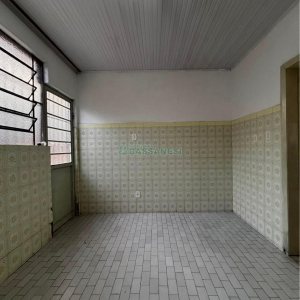 Casa com 148m², 2 dormitórios, 2 vagas, no bairro Medianeira em Caxias do Sul para Comprar