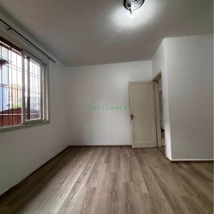 Casa com 148m², 2 dormitórios, 2 vagas, no bairro Medianeira em Caxias do Sul para Comprar