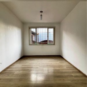 Casa com 148m², 2 dormitórios, 2 vagas, no bairro Medianeira em Caxias do Sul para Comprar