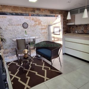 Sobrado com 139m², 3 dormitórios, 2 vagas, no bairro Nossa Senhora da Saúde em Caxias do Sul para Comprar