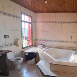 Casa com 400m², 4 dormitórios, 3 vagas, no bairro Santa Lúcia em Caxias do Sul para Comprar