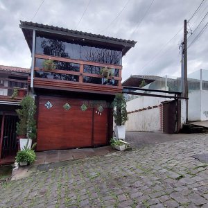 Sobrado com 60m², 2 dormitórios, no bairro Charqueadas em Caxias do Sul para Alugar