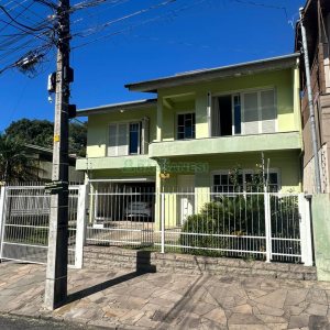Casa com 250m², 3 dormitórios, 2 vagas, no bairro São Leopoldo em Caxias do Sul para Comprar