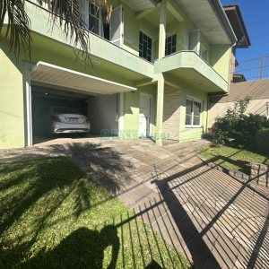 Casa com 250m², 3 dormitórios, 2 vagas, no bairro São Leopoldo em Caxias do Sul para Comprar