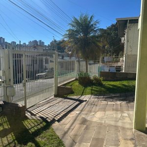 Casa com 250m², 3 dormitórios, 2 vagas, no bairro São Leopoldo em Caxias do Sul para Comprar