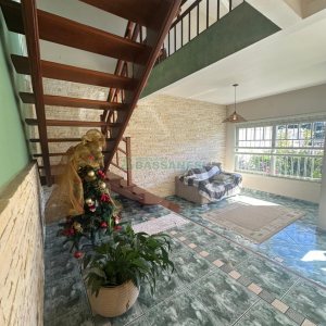 Casa com 250m², 3 dormitórios, 2 vagas, no bairro São Leopoldo em Caxias do Sul para Comprar