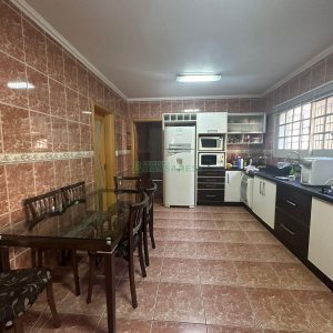 Casa com 250m², 3 dormitórios, 2 vagas, no bairro São Leopoldo em Caxias do Sul para Comprar
