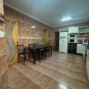 Casa com 250m², 3 dormitórios, 2 vagas, no bairro São Leopoldo em Caxias do Sul para Comprar