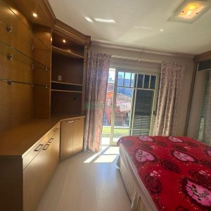 Casa com 250m², 3 dormitórios, 2 vagas, no bairro São Leopoldo em Caxias do Sul para Comprar