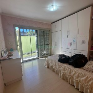 Casa com 250m², 3 dormitórios, 2 vagas, no bairro São Leopoldo em Caxias do Sul para Comprar