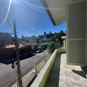 Casa com 250m², 3 dormitórios, 2 vagas, no bairro São Leopoldo em Caxias do Sul para Comprar