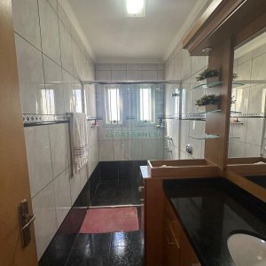 Casa com 250m², 3 dormitórios, 2 vagas, no bairro São Leopoldo em Caxias do Sul para Comprar