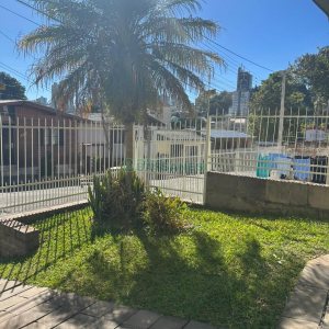 Casa com 250m², 3 dormitórios, 2 vagas, no bairro São Leopoldo em Caxias do Sul para Comprar