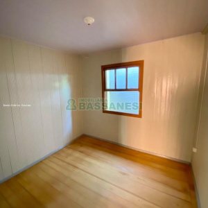 Casa com 100m², 2 dormitórios, 1 vaga, no bairro Medianeira em Caxias do Sul para Comprar