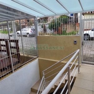 Sobrado com 60m², 2 dormitórios, 2 vagas, no bairro Cidade Nova em Caxias do Sul para Alugar
