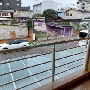 Sobrado com 60m², 2 dormitórios, 2 vagas, no bairro Cidade Nova em Caxias do Sul para Alugar