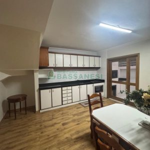 Sobrado Mobiliado com 105m², 2 dormitórios, 2 vagas, no bairro Santa Catarina em Caxias do Sul para Alugar