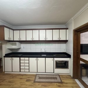 Sobrado Mobiliado com 105m², 2 dormitórios, 2 vagas, no bairro Santa Catarina em Caxias do Sul para Alugar