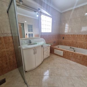Casa Mobiliada com 200m², 3 dormitórios, 2 vagas, no bairro Santa Lúcia em Caxias do Sul para Alugar