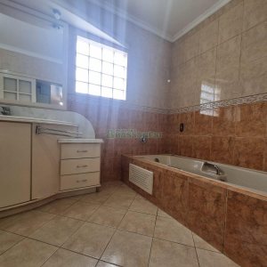 Casa Mobiliada com 200m², 3 dormitórios, 2 vagas, no bairro Santa Lúcia em Caxias do Sul para Alugar