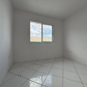 Casa com 76m², 2 dormitórios, 1 vaga, no bairro São Caetano em Caxias do Sul para Alugar