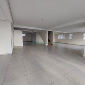 Loja com 335m², 8 vagas, no bairro Panazzolo em Caxias do Sul para Alugar