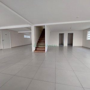 Loja com 335m², 8 vagas, no bairro Panazzolo em Caxias do Sul para Alugar