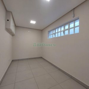Loja com 335m², 8 vagas, no bairro Panazzolo em Caxias do Sul para Alugar
