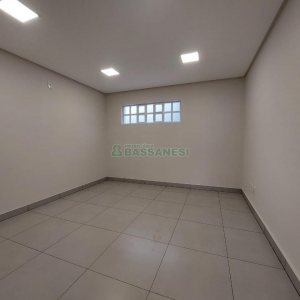 Loja com 335m², 8 vagas, no bairro Panazzolo em Caxias do Sul para Alugar