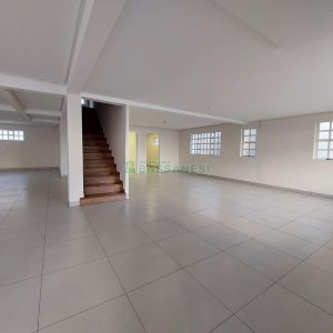 Loja com 335m², 8 vagas, no bairro Panazzolo em Caxias do Sul para Alugar