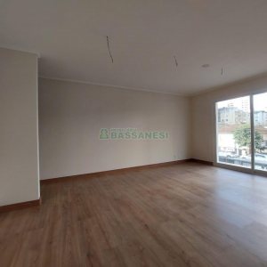 Loja com 335m², 8 vagas, no bairro Panazzolo em Caxias do Sul para Alugar