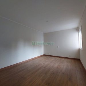 Loja com 335m², 8 vagas, no bairro Panazzolo em Caxias do Sul para Alugar
