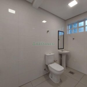 Loja com 335m², 8 vagas, no bairro Panazzolo em Caxias do Sul para Alugar