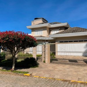 Casa com 330m², 3 dormitórios, 2 vagas, no bairro Jardim América em Caxias do Sul para Comprar