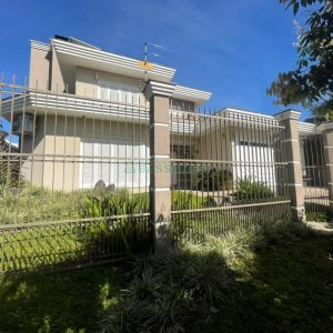 Casa com 330m², 3 dormitórios, 2 vagas, no bairro Jardim América em Caxias do Sul para Comprar