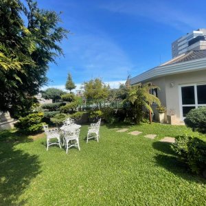 Casa com 330m², 3 dormitórios, 2 vagas, no bairro Jardim América em Caxias do Sul para Comprar