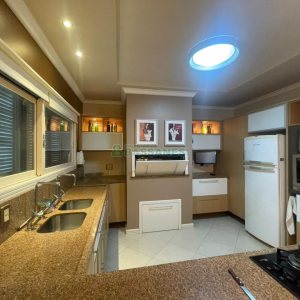 Casa com 330m², 3 dormitórios, 2 vagas, no bairro Jardim América em Caxias do Sul para Comprar