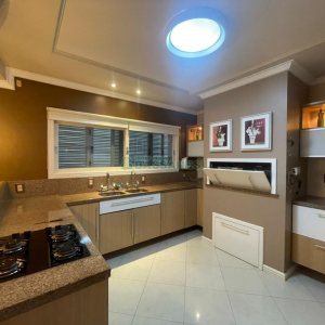 Casa com 330m², 3 dormitórios, 2 vagas, no bairro Jardim América em Caxias do Sul para Comprar