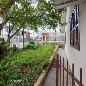 Casa Mobiliada com 100m², 3 dormitórios, 1 vaga, no bairro Cinqüentenário em Caxias do Sul para Alugar