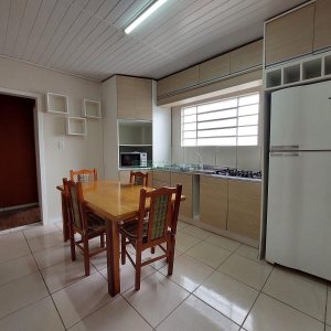 Casa Mobiliada com 100m², 3 dormitórios, 1 vaga, no bairro Cinqüentenário em Caxias do Sul para Alugar